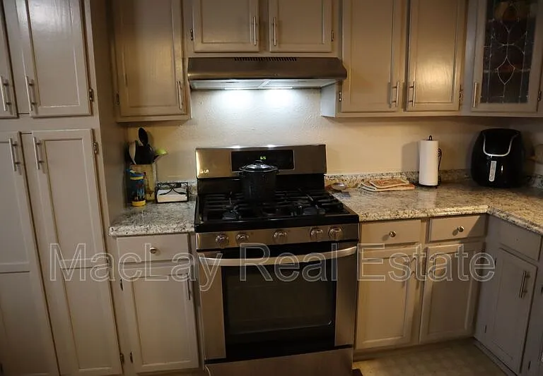 408 W Elgin St — Photo 4