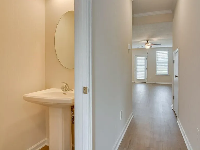 305 Norwich Dr — Photo 9