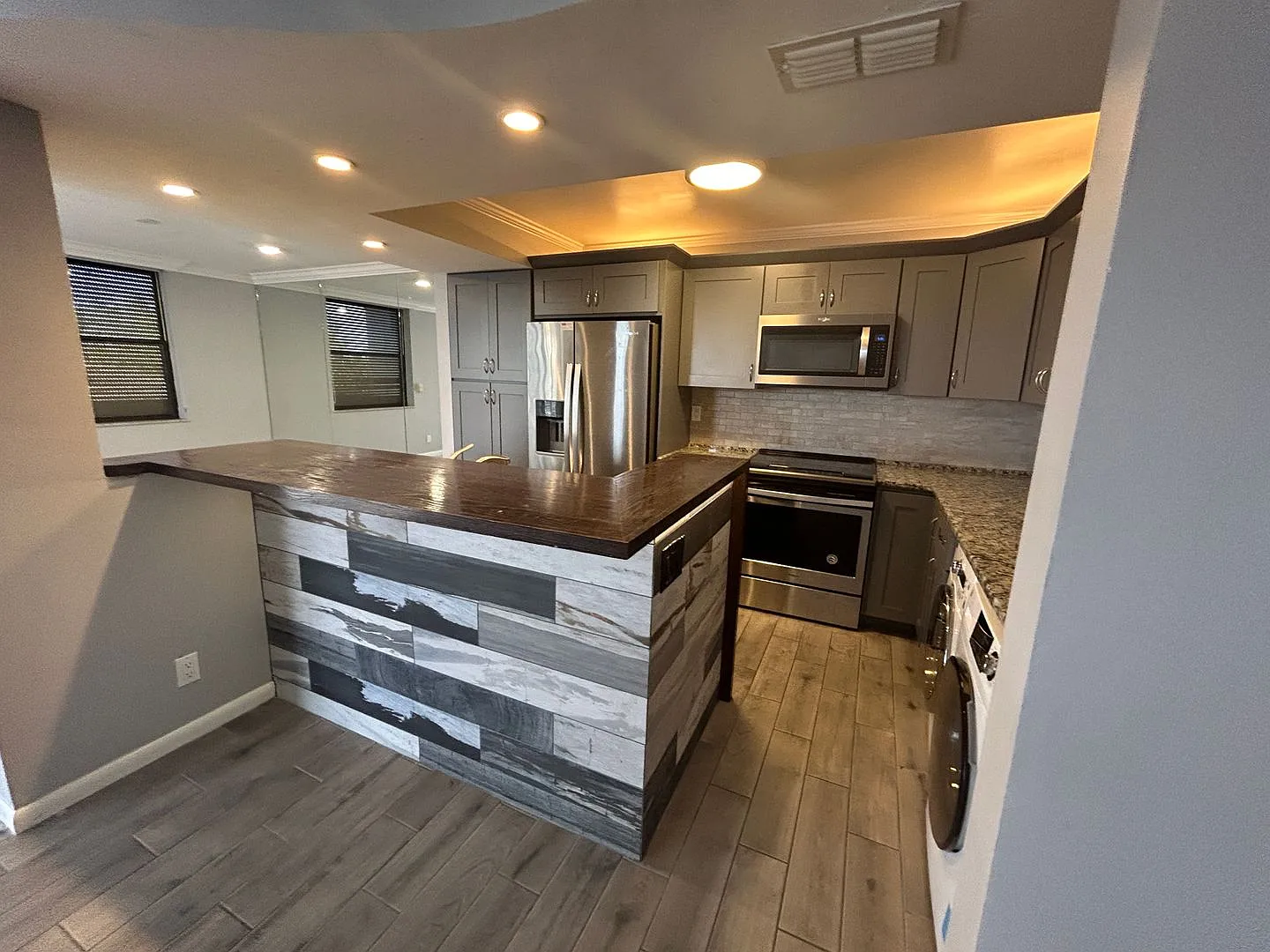 Stunning 2/2 condo — Photo 4