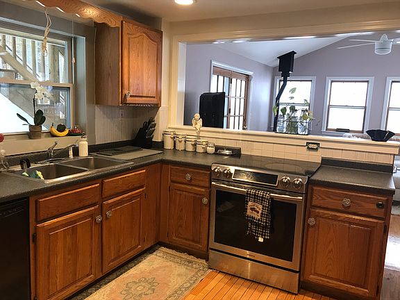 Kitchen (oven, stove, dishwasher, fridge)