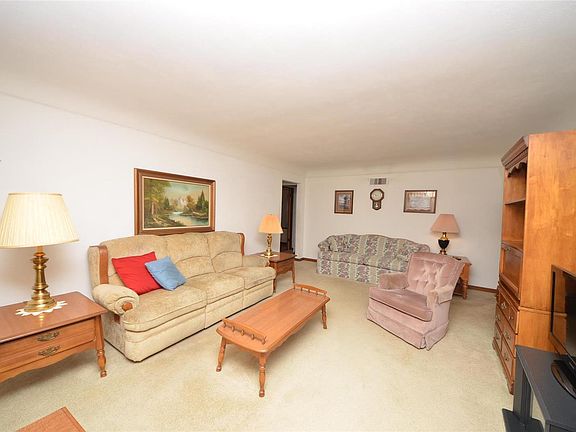 5th image of 300 Hillcrest Dr