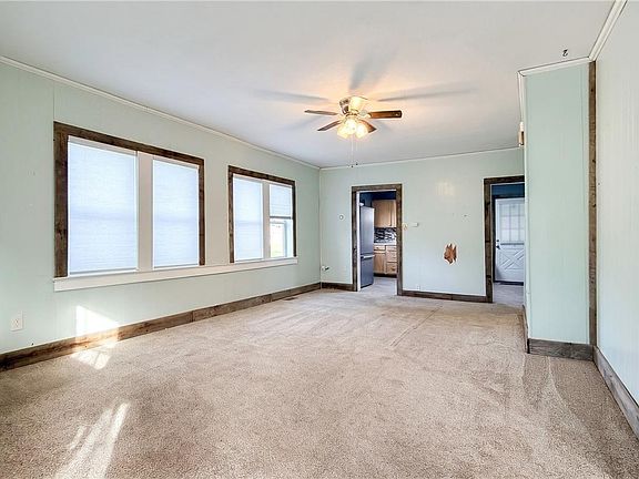 8th image of 701 E 4th St