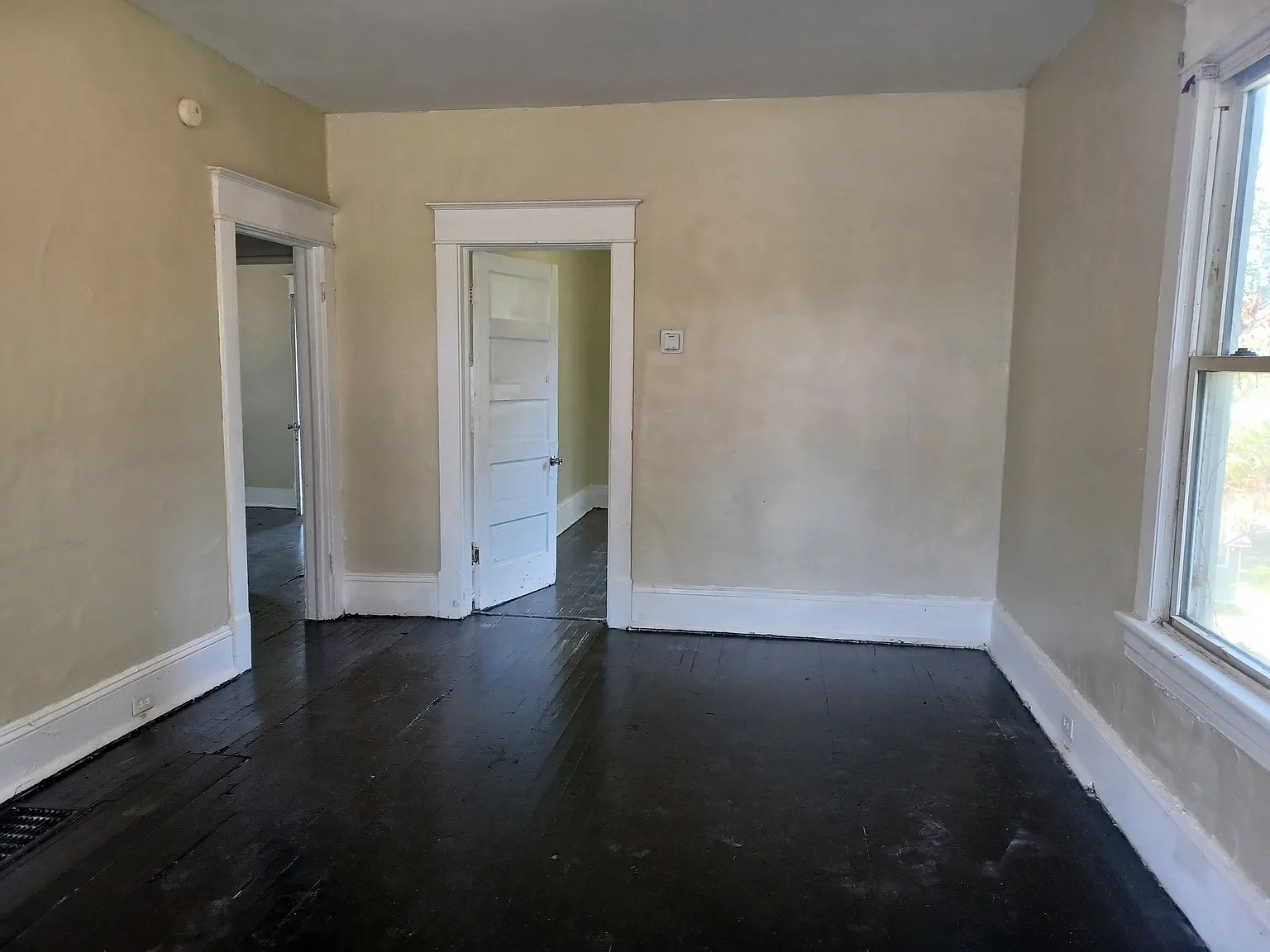 3 bed, 912 sqft, $1,400 — Photo 2