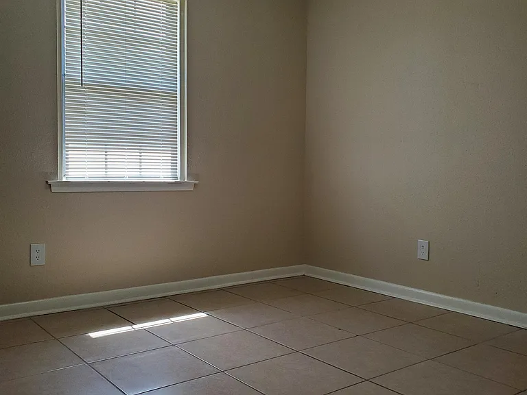 1805 Courtney Dr — Photo 7