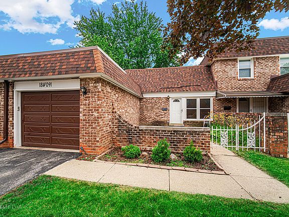 3rd image of 18W091 Williamsburg Ln