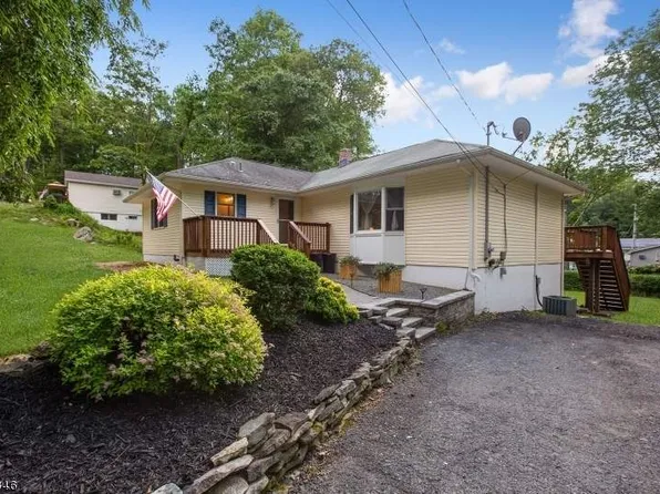 12 Fiske Trl, Hopatcong, NJ 07843