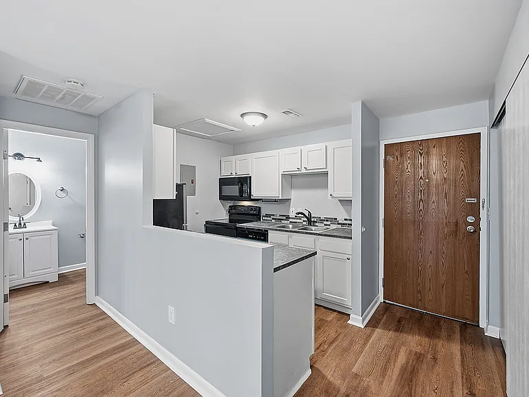 Parkway Apartments — Photo 5