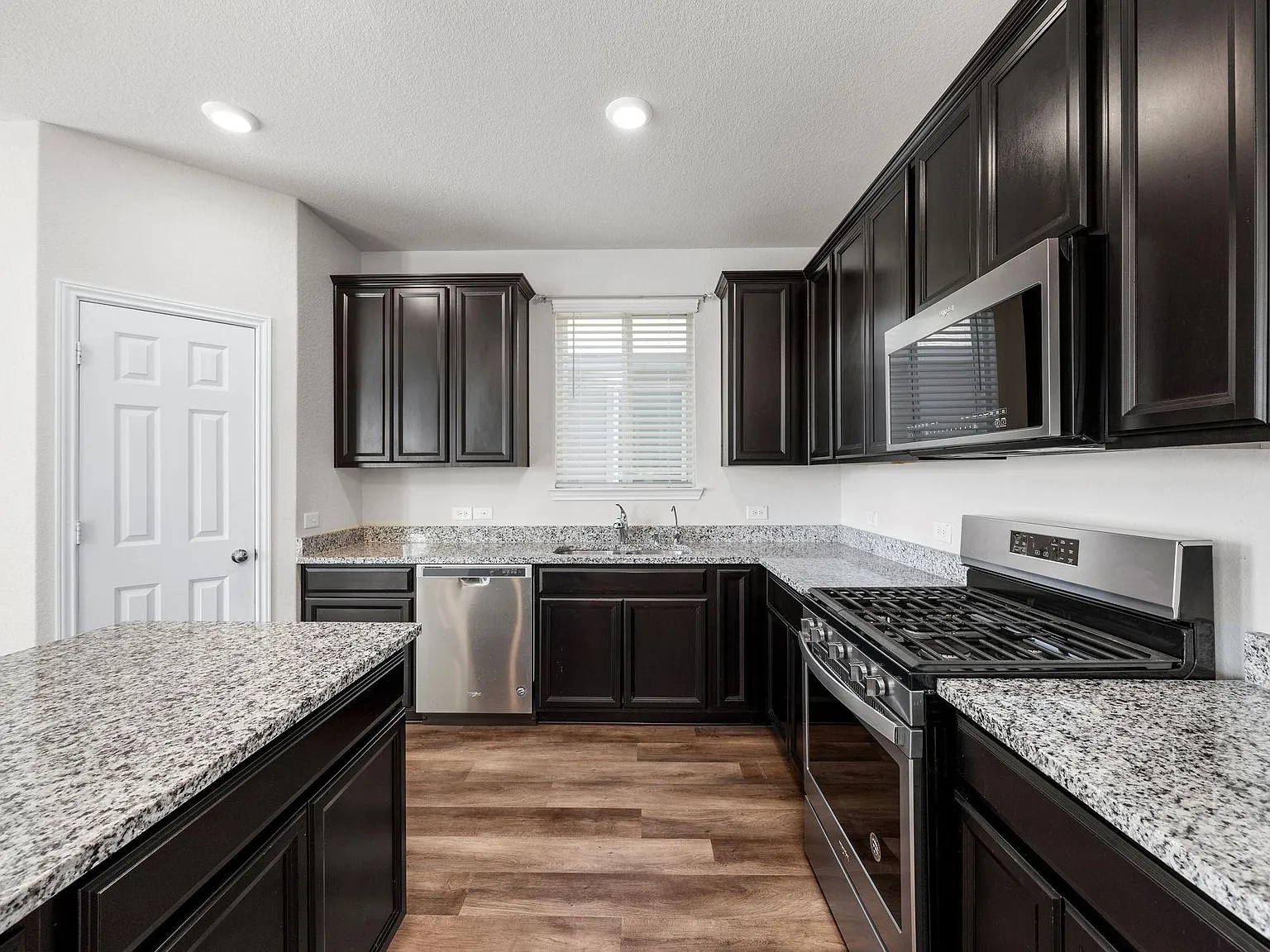 4 bed, 3.0 bath, 2059 sqft, $2,500 — Photo 4