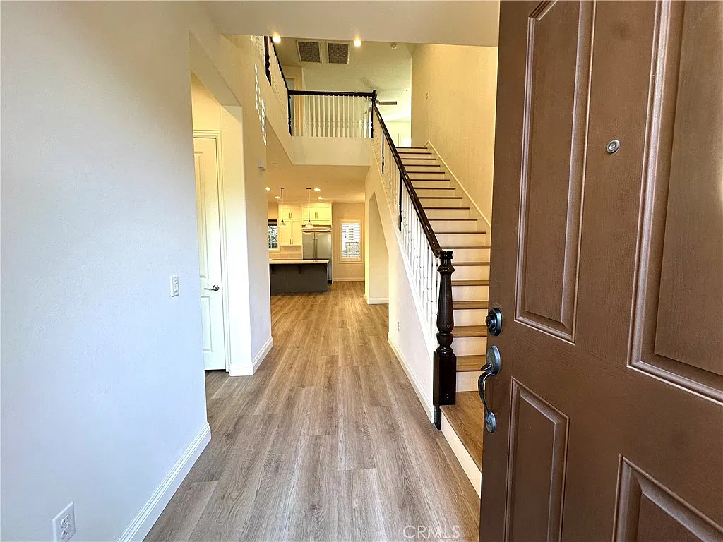 4 bed, 2322 sqft, $5,550 — Photo 2