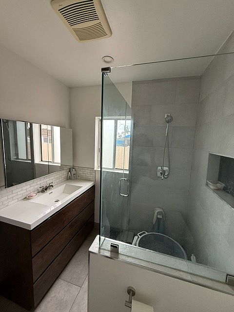 1st image of 6323 Clybourn Ave