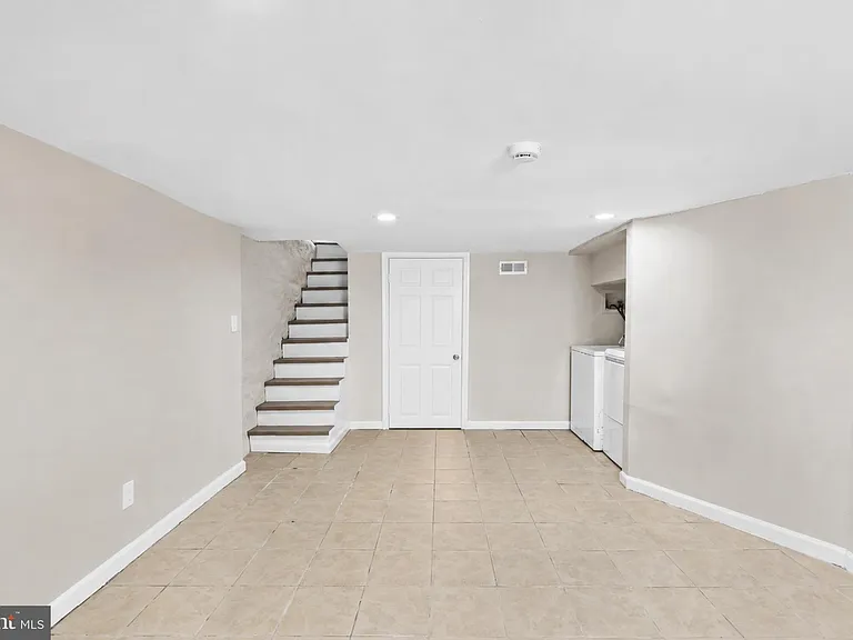 1833 Fontain St — Photo 24