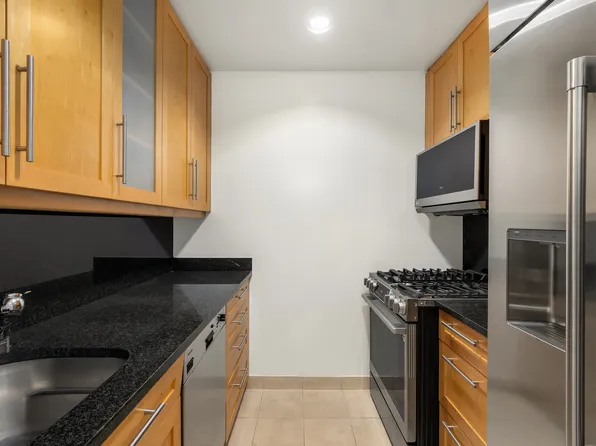 100 United Nations Plaza image 3 of 10