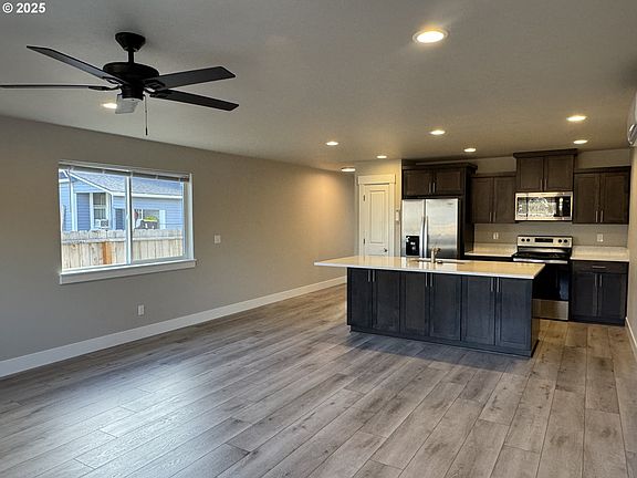 4th image of 158 SE Mosher Ave