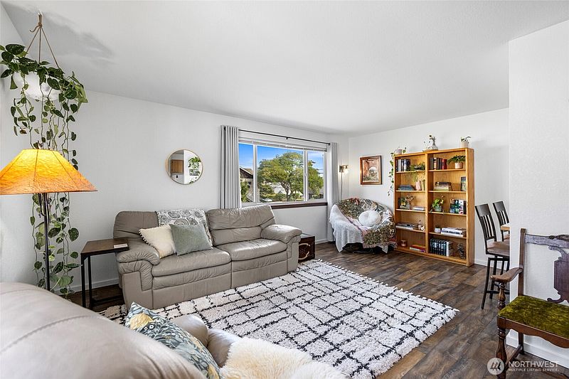 4th image of 903 27th Street #2