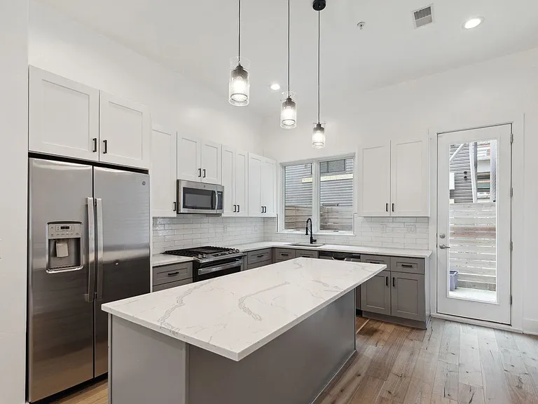 2219 N Hope St — Photo 4