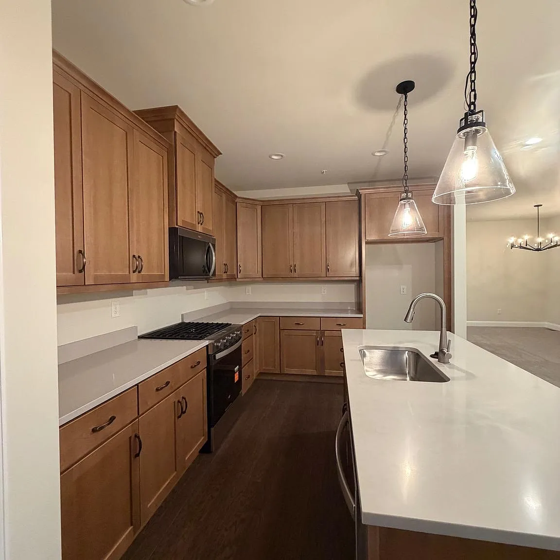 3 bed, 2.5 bath, 2640 sqft, $3,700 — Photo 2