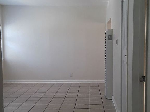 2nd image of 1430 W 19th St #B