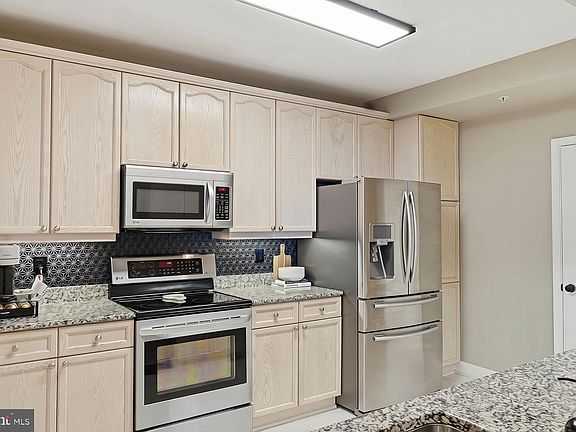 5th image of 485 Harbor Side St APT 610