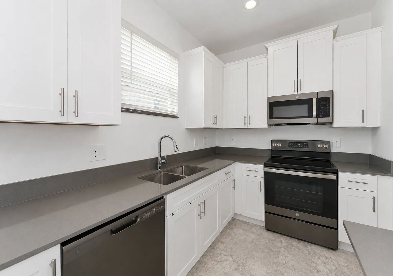 Modern 3-Bedroom Townhome with Upstairs Loft in Lake Wilson Reserve — Photo 4