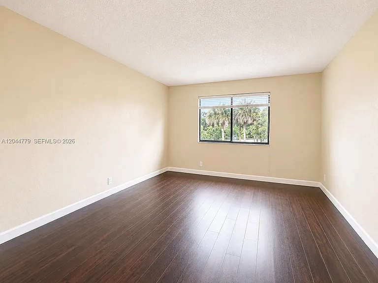 405 Lakeview Dr #202 — Photo 8