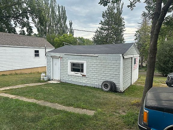 4th image of 700 Maple St