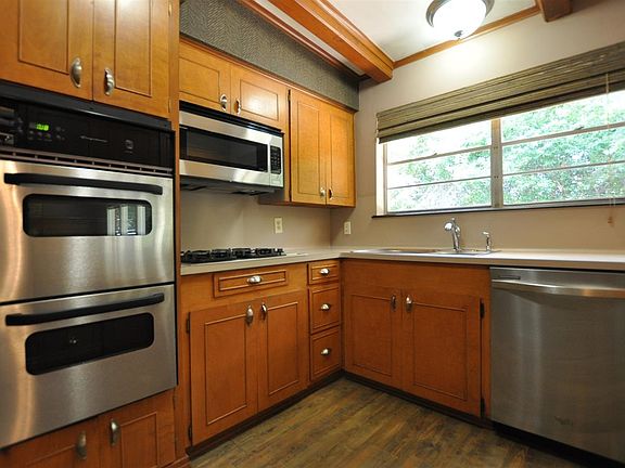 3rd image of 100 Pinecrest Dr