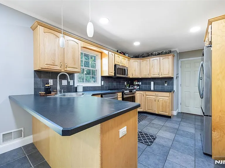 361 Walthery Ave — Photo 8