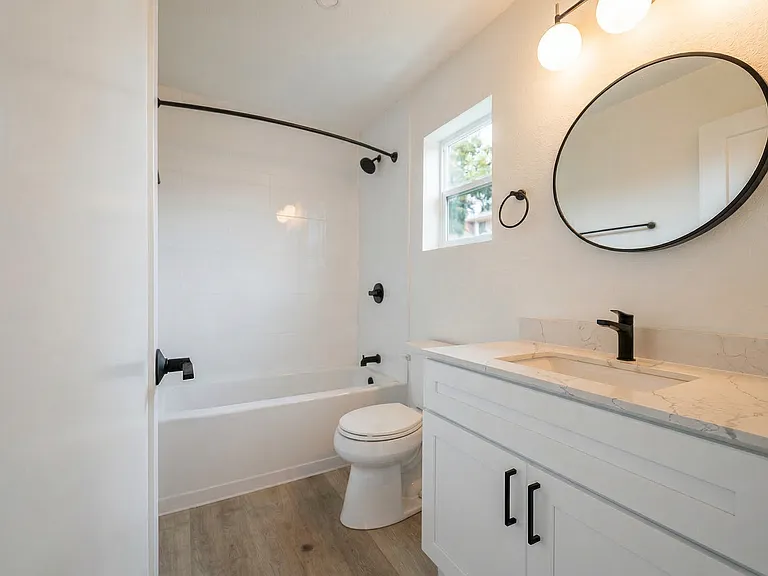 1803 Oxford St — Photo 47
