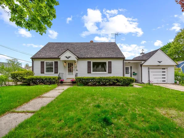 W67N806 Franklin AVENUE, Cedarburg, WI 53012