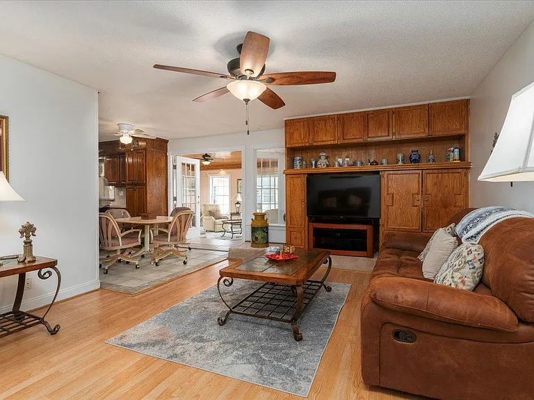 109 Swan Dr — Photo 2