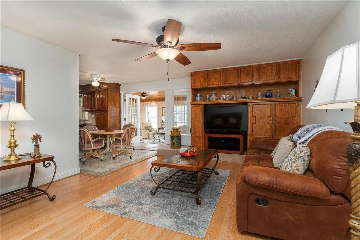 Building Photo - 109 Swan Dr