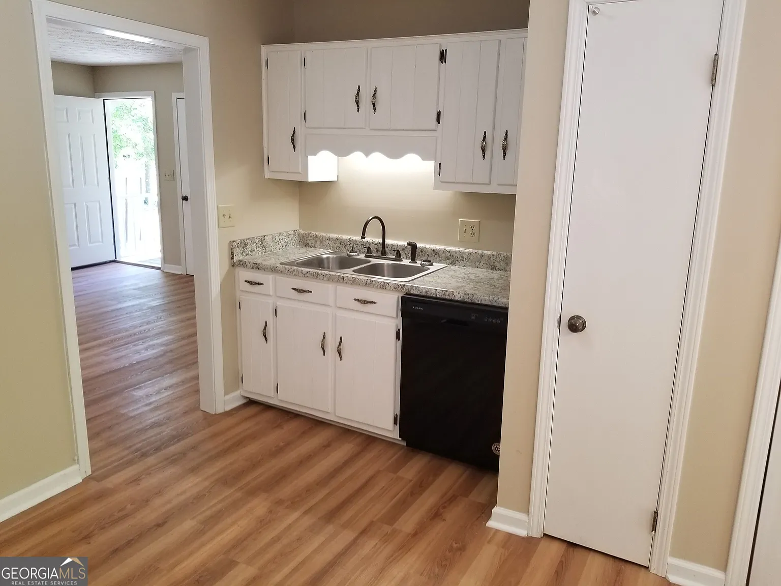 2 bed, 1.0 bath, 1025 sqft, $1,100 — Photo 4