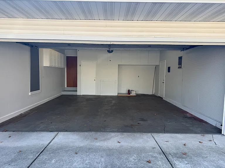 849 E North St — Photo 24