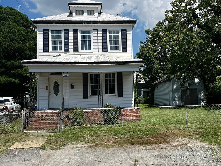 2401 Oak St — Photo 1