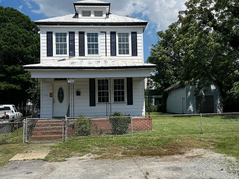 2401 Oak St