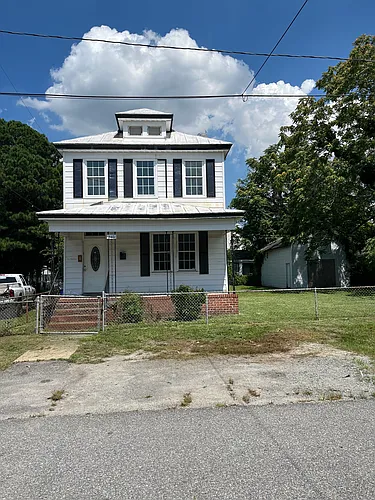 2401 Oak St Photo 1