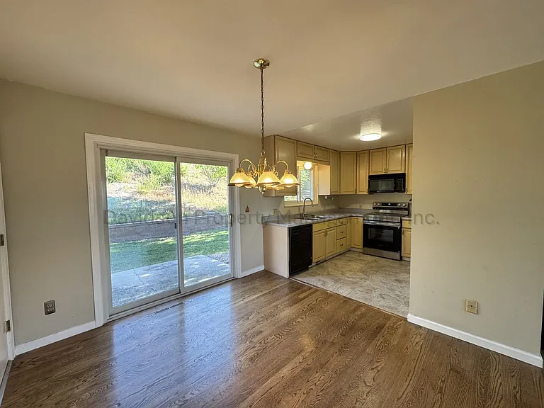 1429 Auburn Dr — Photo 5