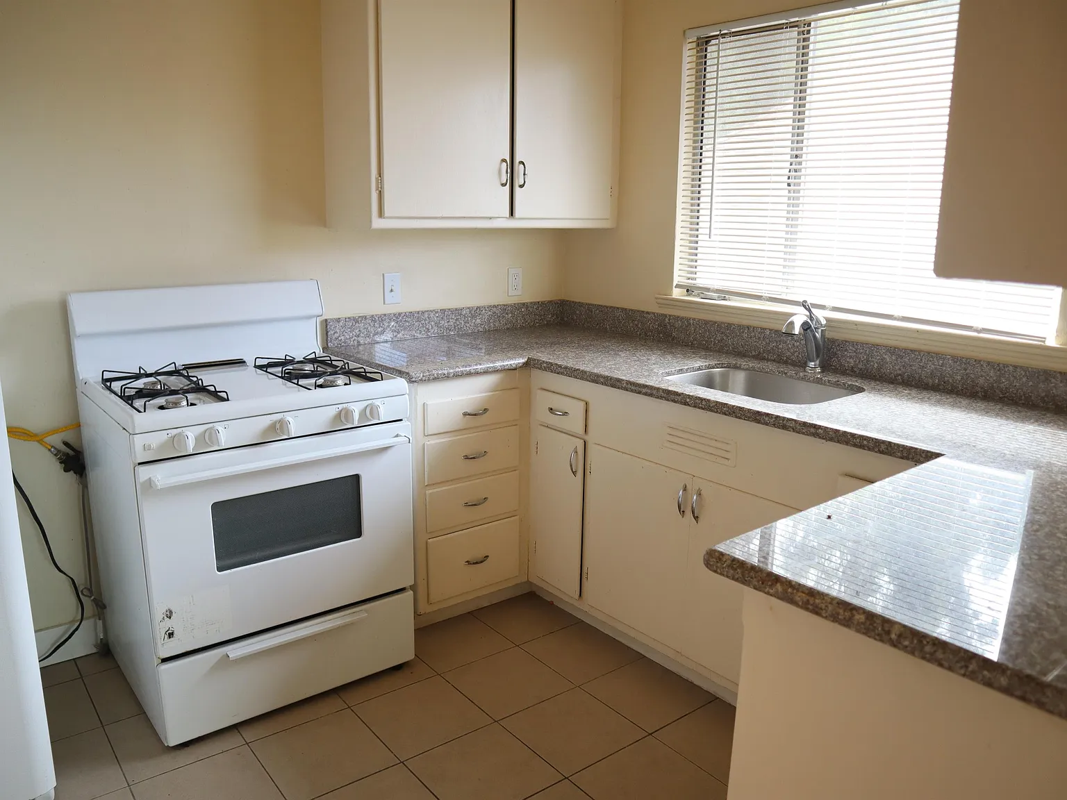 (485) 6518 Outlook Avenue - 3 — Photo 3