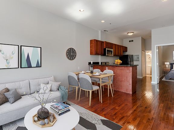 3rd image of 3039 N Lincoln Ave APT 3W