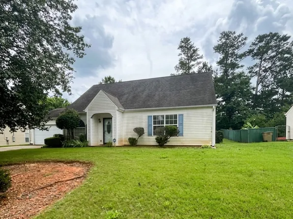 2759 Holly Berry Dr, Ellenwood, GA 30294