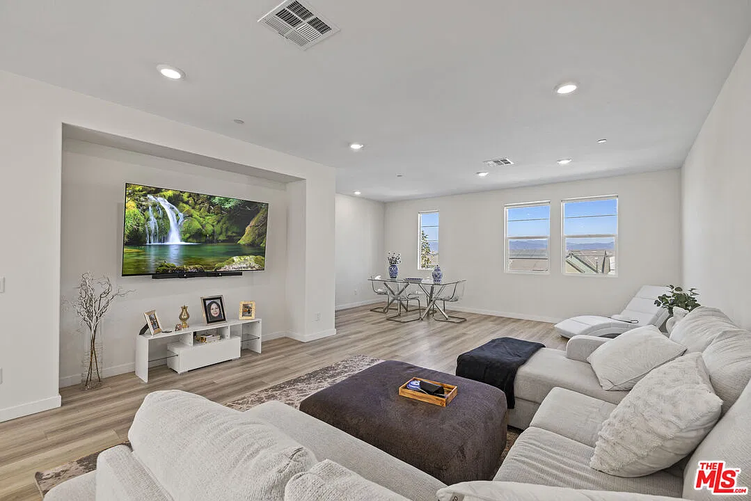 3 bed, 3.5 bath, 1950 sqft, $4,300 — Photo 1