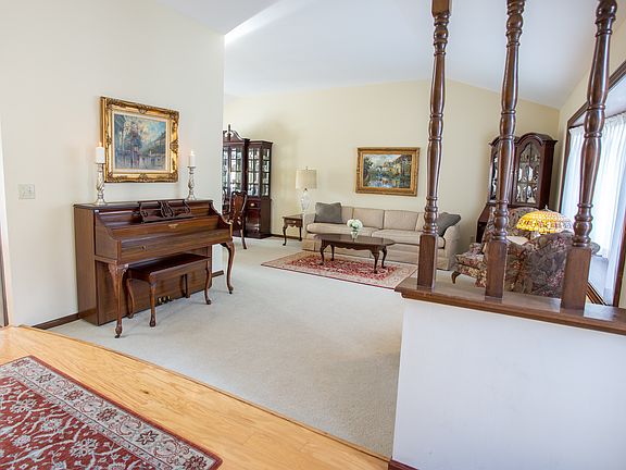 3rd image of 27419 Linwood Cir