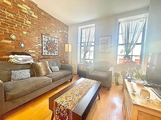 3rd image of 510 Chauncey St APT 2