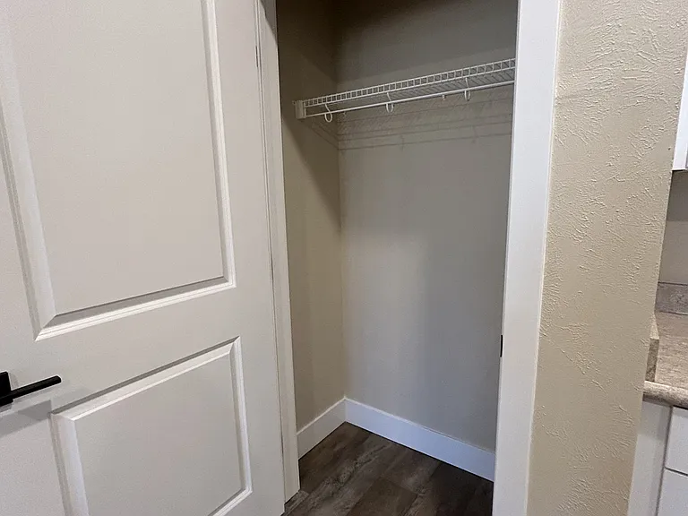 998SQFT Unit Entry Closet