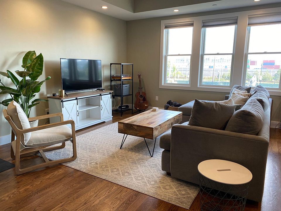 1st image of 906 E 2nd St #204