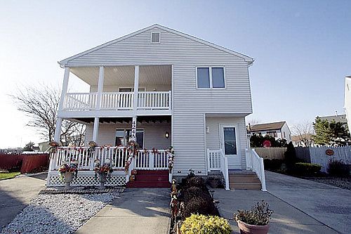 1st image of 424 Canterbury Ct