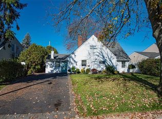 37 Winter Ln, Hicksville, NY 11801