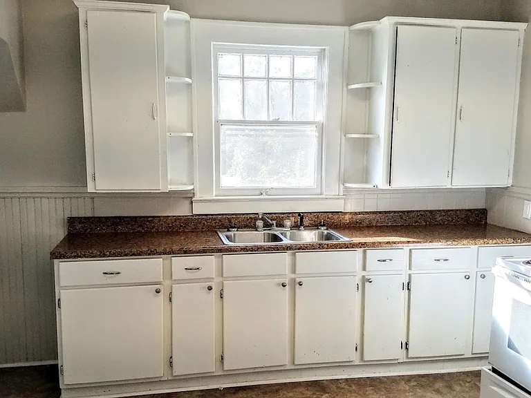 2372 Greenway Ave — Photo 6