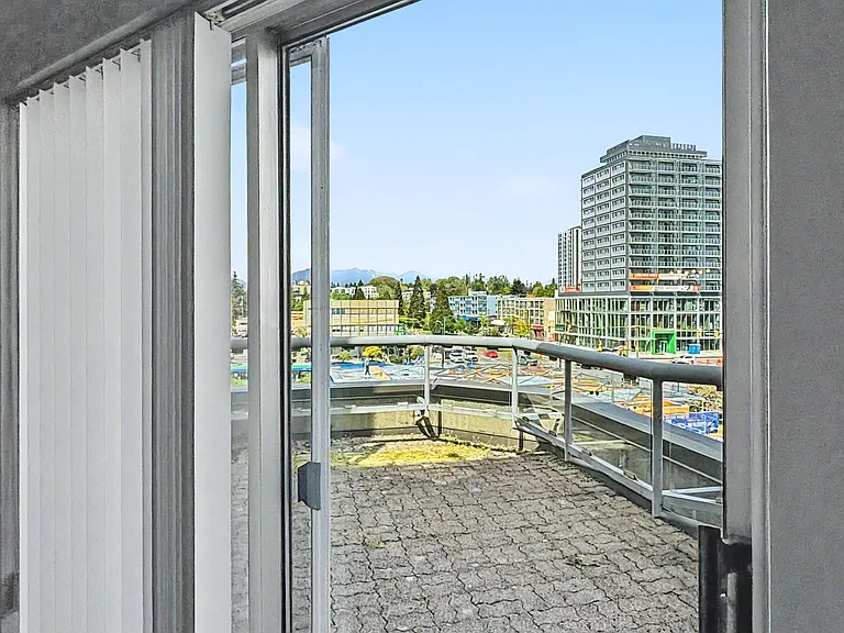 5733 Cambie St — Photo 2