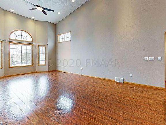 5th image of 402 42nd Ave S